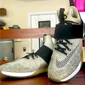 Nike Air Zoom Strong Training Sneaker sz. W8, grey